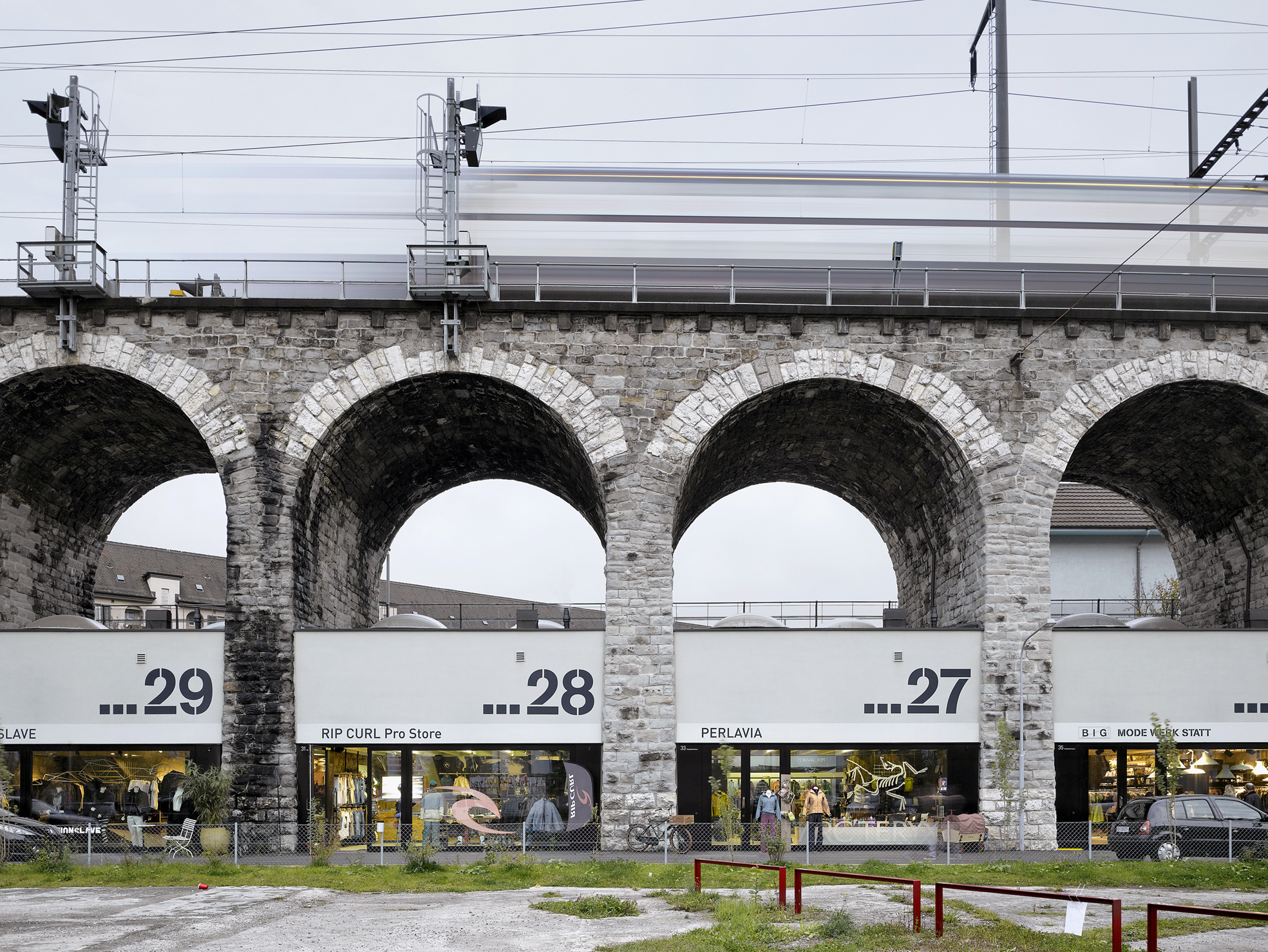 Die Geschäfte unter den Viaduktbögen in Zürich stehen für hippes Kleingewerbe in einem angesagten Quartier. (Foto: Roger Frei?)