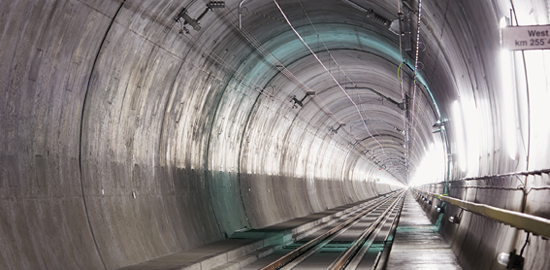 Mit dem Einbau der Bahntechnik ist 2007 die Arbeitsgemeinschaft Transtec Gotthard beauftragt worden. Der Werkvertrag ist mit einem Umfang von 1.7 Mrd. Fr. der grösste Vertrag der AlpTransit AG. Er beinhaltet die Erstellung der Fahrbahn, die Stromversorgun