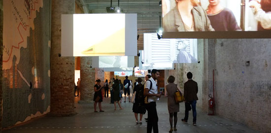 Filmszenen im Eingangsbereich des Arsenale.