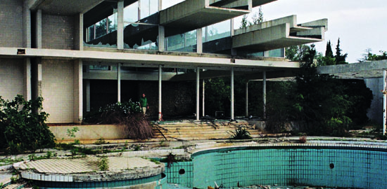 Das Ferienresort Haludovo auf der Insel Krk von Boris Maga (1972). Das Joint Venture zwischen Penthouse Magazin und Volksrepublik liegt heute in Trümmern und wird langsam ausgeschlachtet. (Foto: Marko Sauer)