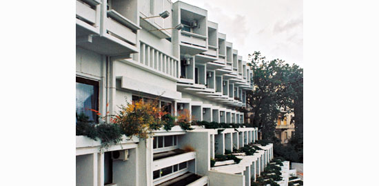 Im Hotel Adriatic (1971) von Branko nidarec in Opatija wird das Gebäude zu einer zerklüfteten Landschaft. (Foto: Marko Sauer)