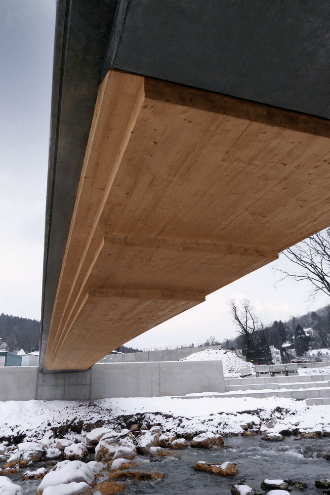 Der abgestufte, blockverleimte Brettschichtholzträger ist unter der Betonfahrbahnplatte vor der Witterung geschützt. (Foto: graf ingenieure)
