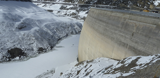 Die Seeseite der Staumauer Punt dal Gall (Stausee Livigno). Ende März 2013 war der Seespiegel ungewöhnlich tief. (Foto: Schweizerischer Nationalpark)