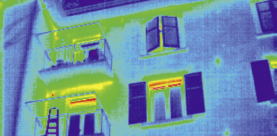 Die Planung einer energetischen Sanierung ist für Laien anspruchsvoll. Eine Beratung durch Fachleute hilft, die effizientesten Massnahmen festzulegen beim gezeigten Gebäude u.a. Fensterersatz und Dämmung der Storenkästen.