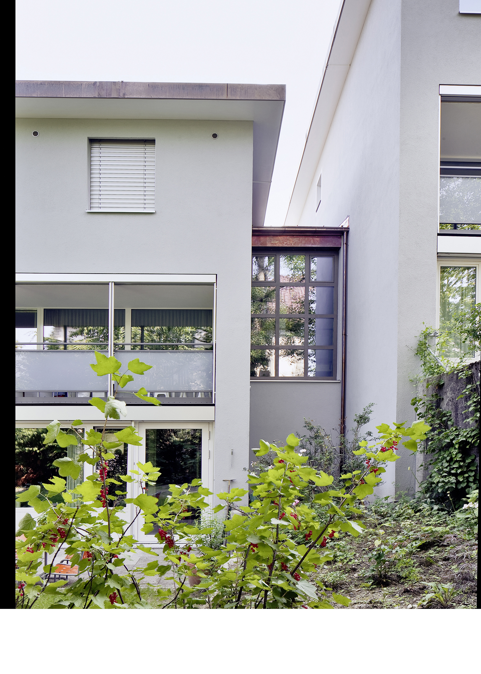 Wohnhaus Riesbach-Quartier: Das Treppenhaus erhielt anstelle der mit einzelnen Beton­rahmen unterteilten Einfachverglasungen ein raum­hohes Isolierglasfenster. (Foto: Susanne Völlm)