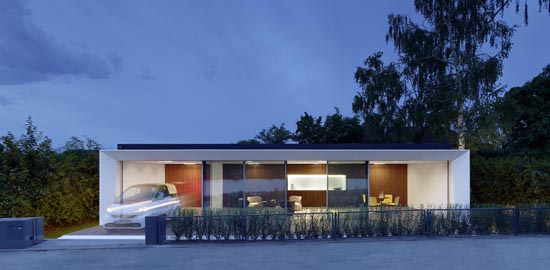 Das Haus «B10» erzeugt einen Überschuss an Strom und Wärme, der an Nachbargebäude abgegeben werden kann. Zum Energiekonzept gehört auch die integrierte Elektromobilität. (Foto: Zooey Braun)