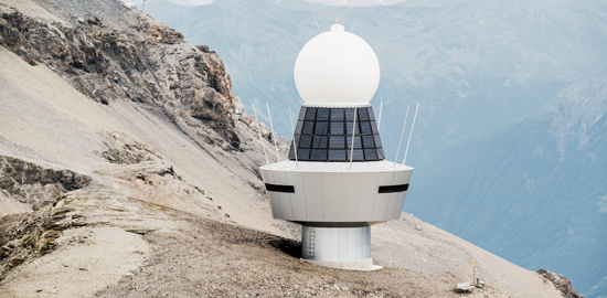 Radar­station auf der Plaine Morte: Bezüglich der ­Windeinwirkung konnten die Verantwortlichen von MeteoSchweiz auf Messresultate von benachbarten Bergsta­tionen zurückgreifen. (Foto: Jan Hellmann)