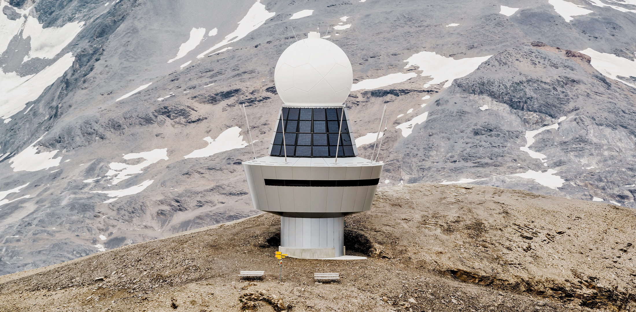 Die Photovoltaikanlage kann den Energieverbrauch des Radars nicht annähernd decken. Es stellt sich die Frage, ob sich der Mehr­aufwand an Material, um den hochalpinen Bedingungen standzuhalten, noch während der Lebensdauer der Anlage finanziell und ökologisch amortisiert. An den Kanten der Photovoltaikmodule erreicht der Windsog Spitzenwerte durch den Einsatz amorpher Zellen (mit geringerem Wirkungsgrad) hätten sie vermieden werden können.