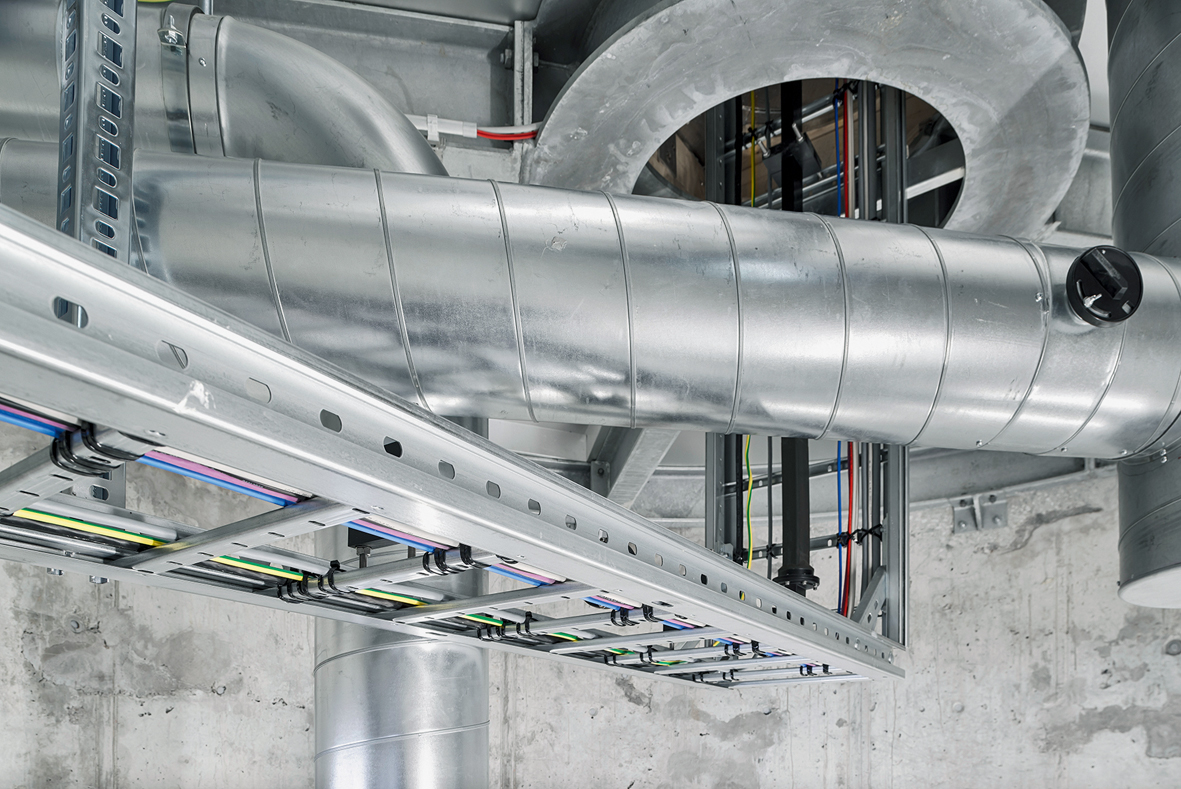 In der Radarstation haben die Handwerker ihre Visitenkarte hinterlassen: Die Kabel sind schön sichtbar und sauber getrennt verlegt. In regelmässigen Abständen sind sie mit über Kreuz gewickelten Kabelbindern befestigt.