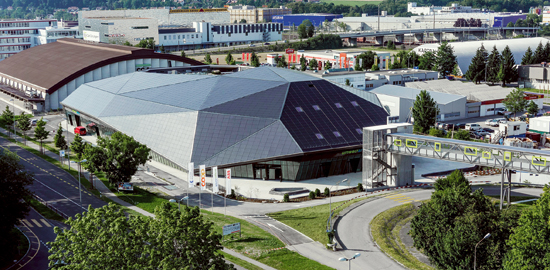 Umringt von Konsumtempeln steht die Umweltarena für Ressourcenschonung.