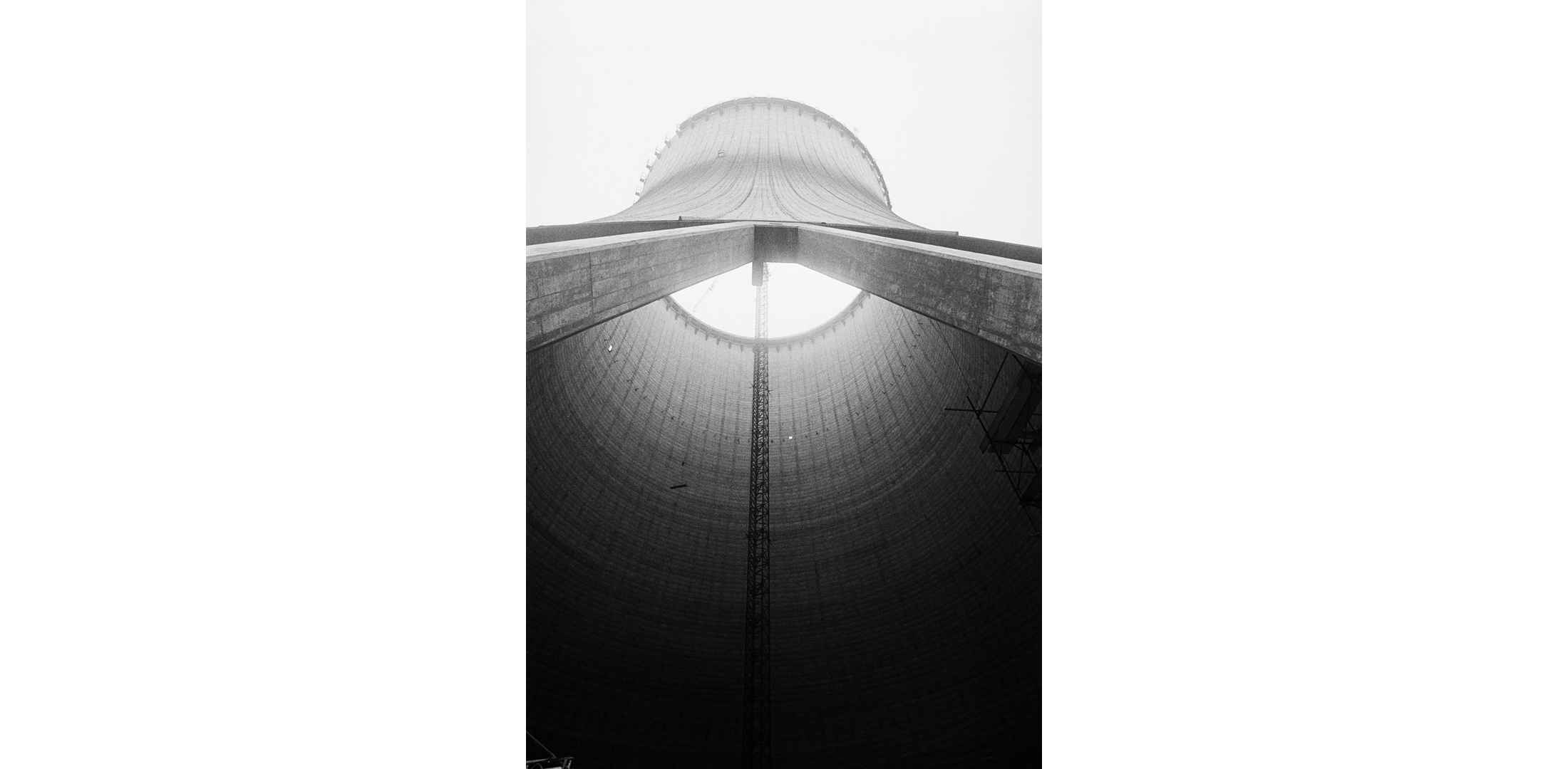 Der Kühlturm des Kernkraftwerks Gösgen SO im Bau 1975.