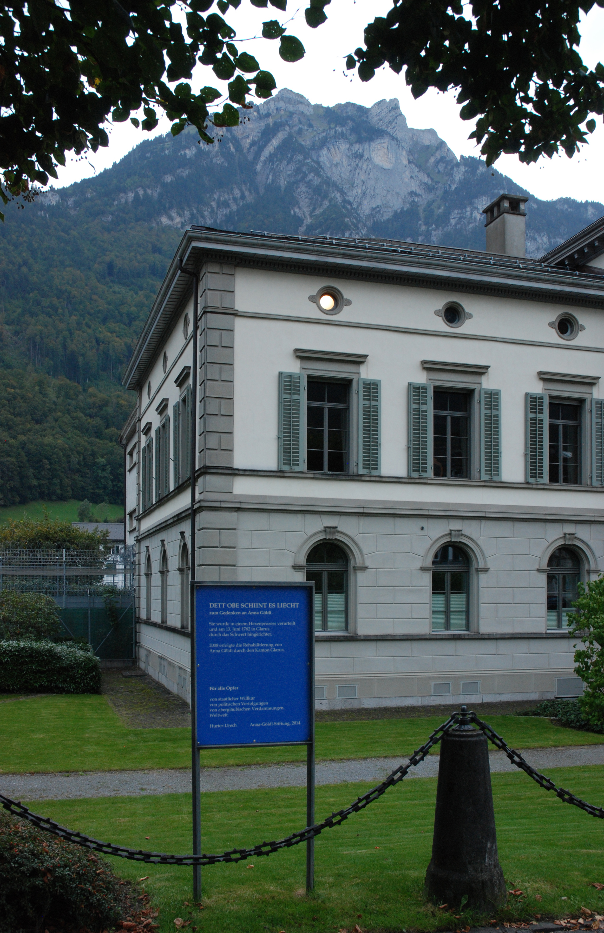 Mahnmal mit Tafel bei Tag.