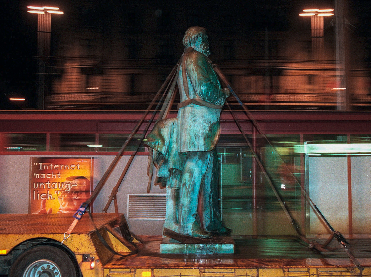 Mobiles Monument: Die Statue von Alfred Escher zügelt im Rahmen der Aktion Transit 1999 vom Zürcher Bahnhofsplatz ins Industriequartier.