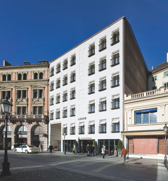 Hotel Louis am Viktualienmarkt, München, 2009: Mittels vorgefertigter, verklebter Fassadenprofile aus einem sehr leichten Glasschrotmaterial werden die fehlenden klassischen Elemente zur Konstruktion und Artikulation einer Öffnung thematisiert. Sie erinnern auf den ersten Blick an gewohnte Bilder, grenzen sich durch ihre Anordnung aber auch von ihnen ab. Das Wort «Hotel» ist in grossen Buchstaben in die VAWD eingeprägt.