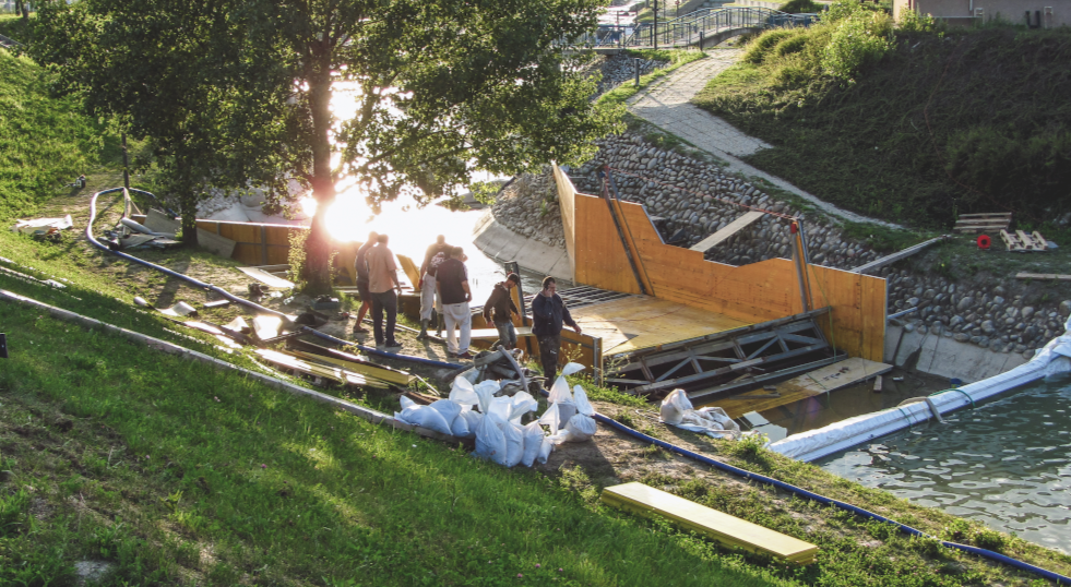 Ein Wasserabfluss von 10 m³/s, über eine gegenläufige Rampe geleitet, erzeugt die stehende Surfwelle. (Foto: Josef Bauer)