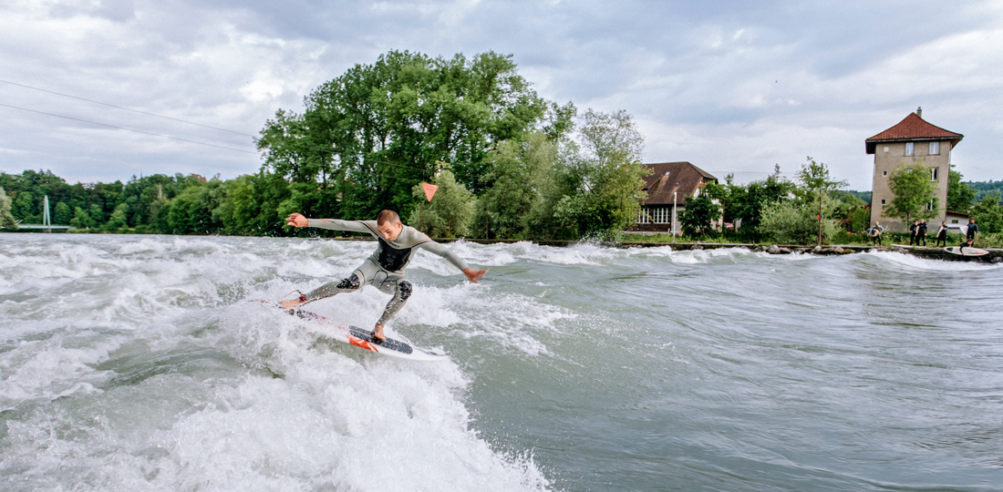 Die Flusswelle bei Bremgarten AG zählt zu den beliebtesten in Mitteleuropa.