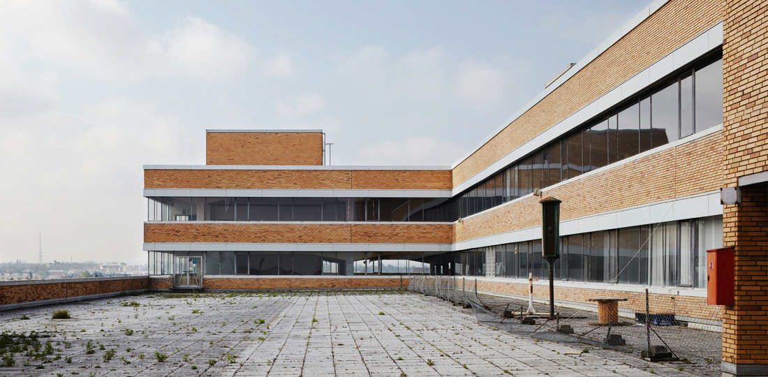 Die Dachterrasse des stillgelegten Quelle-Grossversandzentrums in Nürnberg von Ernst Neufert.