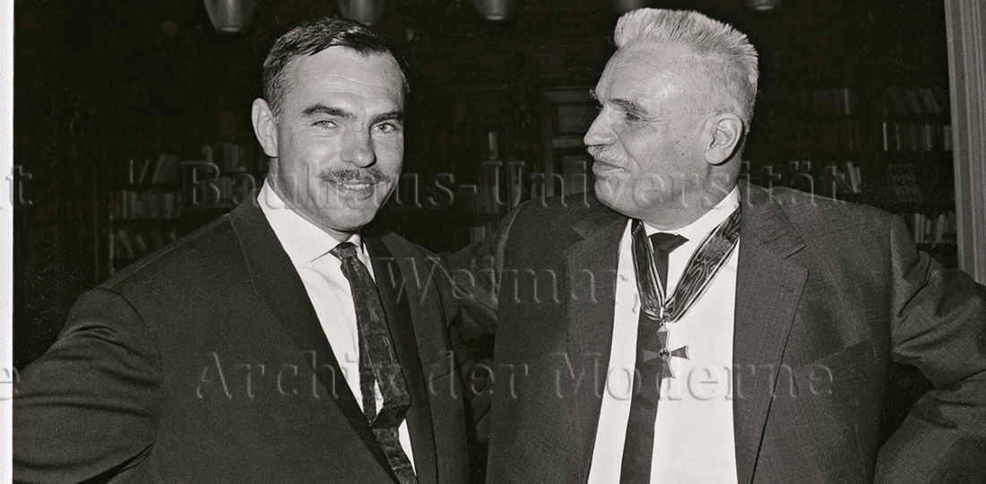 Peter und Ernst Neufert 1965 nach der Verleihung des Grossen Bundesverdienstkreuzes an Neufert senior.