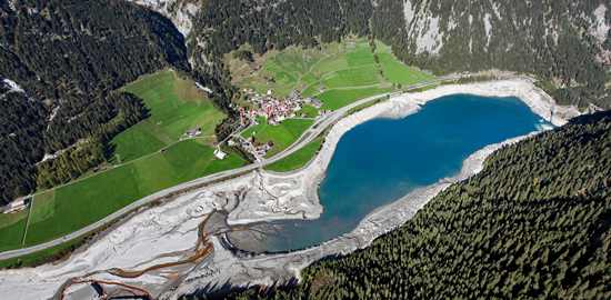 Die Kraftwerke Hinterrhein im Kanton Graubünden erneuern derzeit ihre Anlagen. Dafür musste auch der Stausee bei Sufers teilweise entleert werden. (Foto: Kraftwerke Hinterrhein AG)