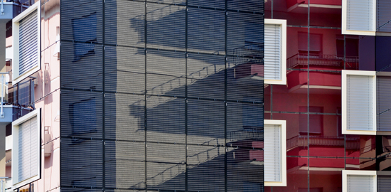 Bei der Sanierung des 1965 errichteten Geschosswohnbaus in Chiasso hat man alle Möglichkeiten der erneuerbaren Energiegewinnung an der Gebäudehülle ausgereizt: Auf dem Dach wurde Solarthermie installiert, an der Südfassade inklusive Balkonbrüstungen krist
