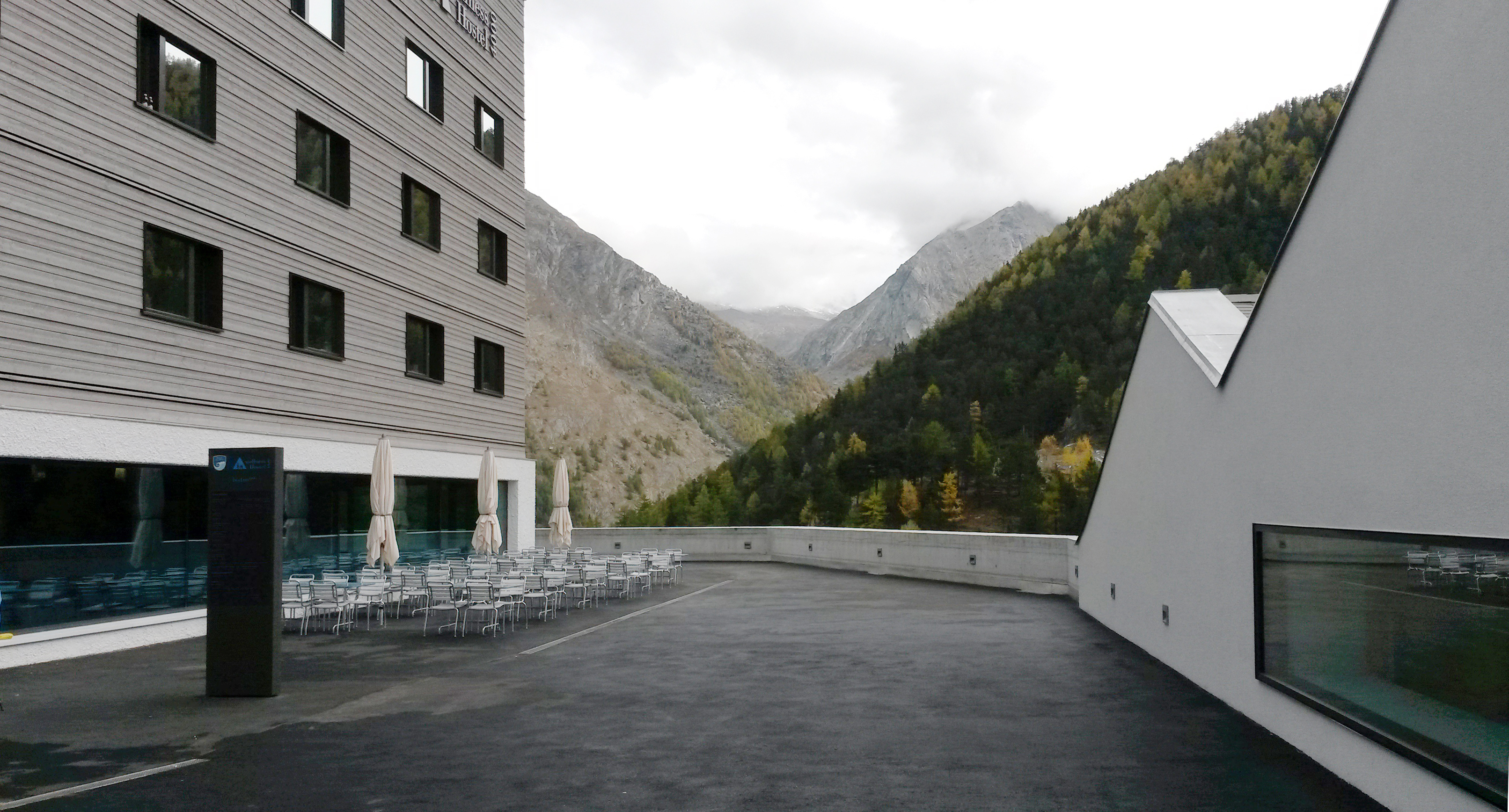 Die Terrasse der neuen Jugendherberge verbindet das bestehende Hallenbad (rechts) mit der Jugi (links).