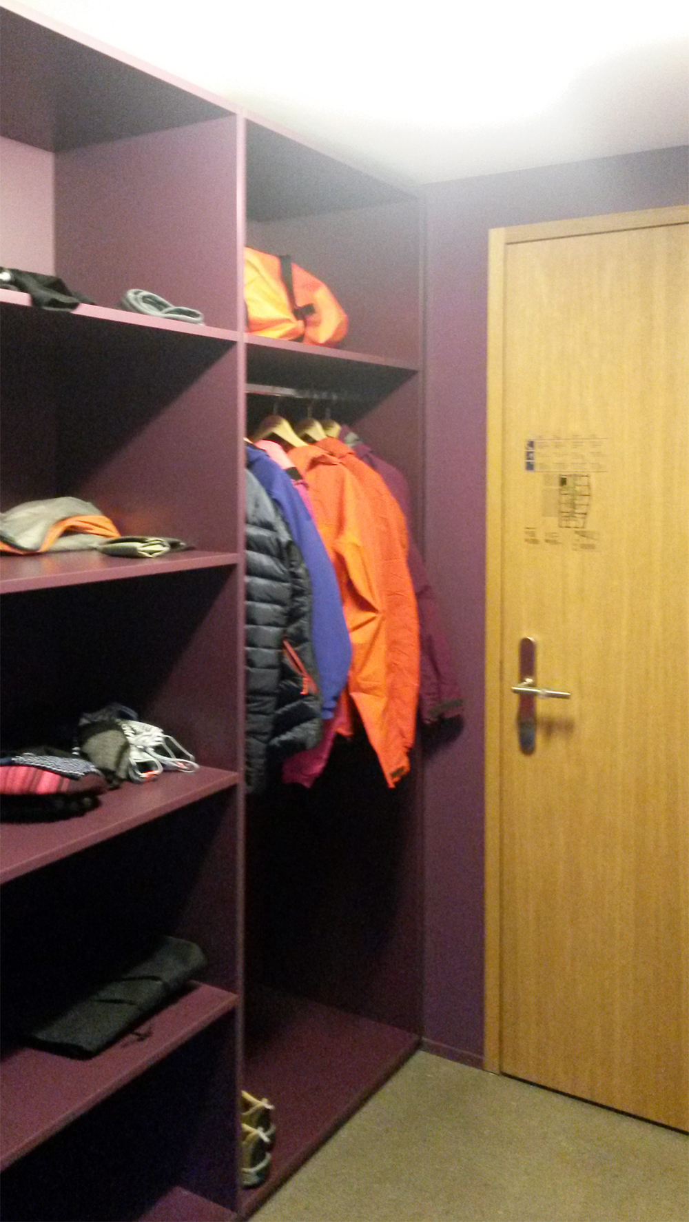 Ein offener Schrank bietet viel Stauraum.