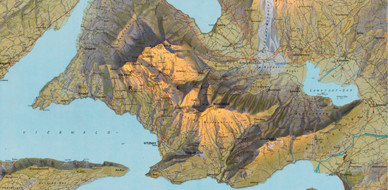 Die Rigi liegt wie eine Insel etwas vorgelagert am Rand der Voralpen, zwischen den drei Seen Vierwaldstätter-, Zuger- und Lauerzersee. Dieser Insellage verdankt der Berg seine bekannte Rundsicht. Die Reliefkarte stammt vom bekannten Schweizer Kartografen und Hochschullehrer Fridolin Becker (1854 1922).
