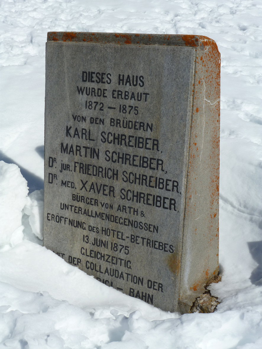 Inschrift vor dem ehemaligen Grandhotel Schreiber. (Foto: Tina Cieslik)