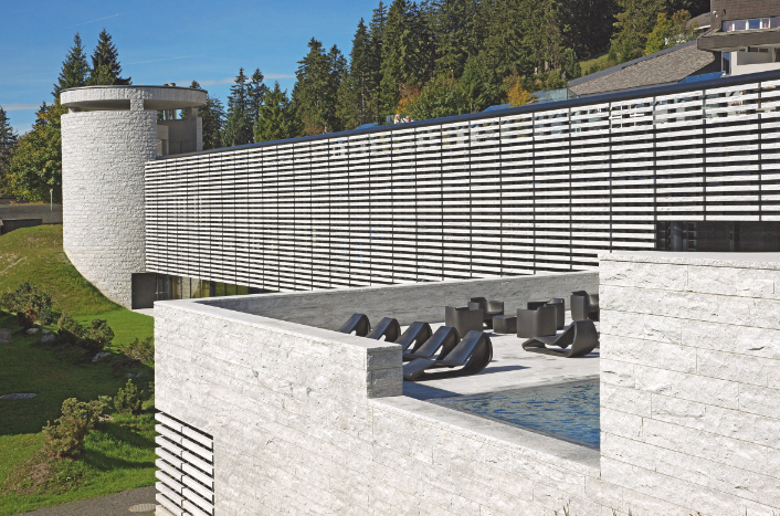 Im Innern des Mineralbad? &amp; ?Spa von Mario Botta (2010 2012) in Rigi Kaltbad ist der Spardruck zu spüren. Nach dem Rückzug des Bauunternehmers 2007 musste das ursprüngliche Projekt redimensioniert werden. Die Fassade aus italienischem Granit mutet in der