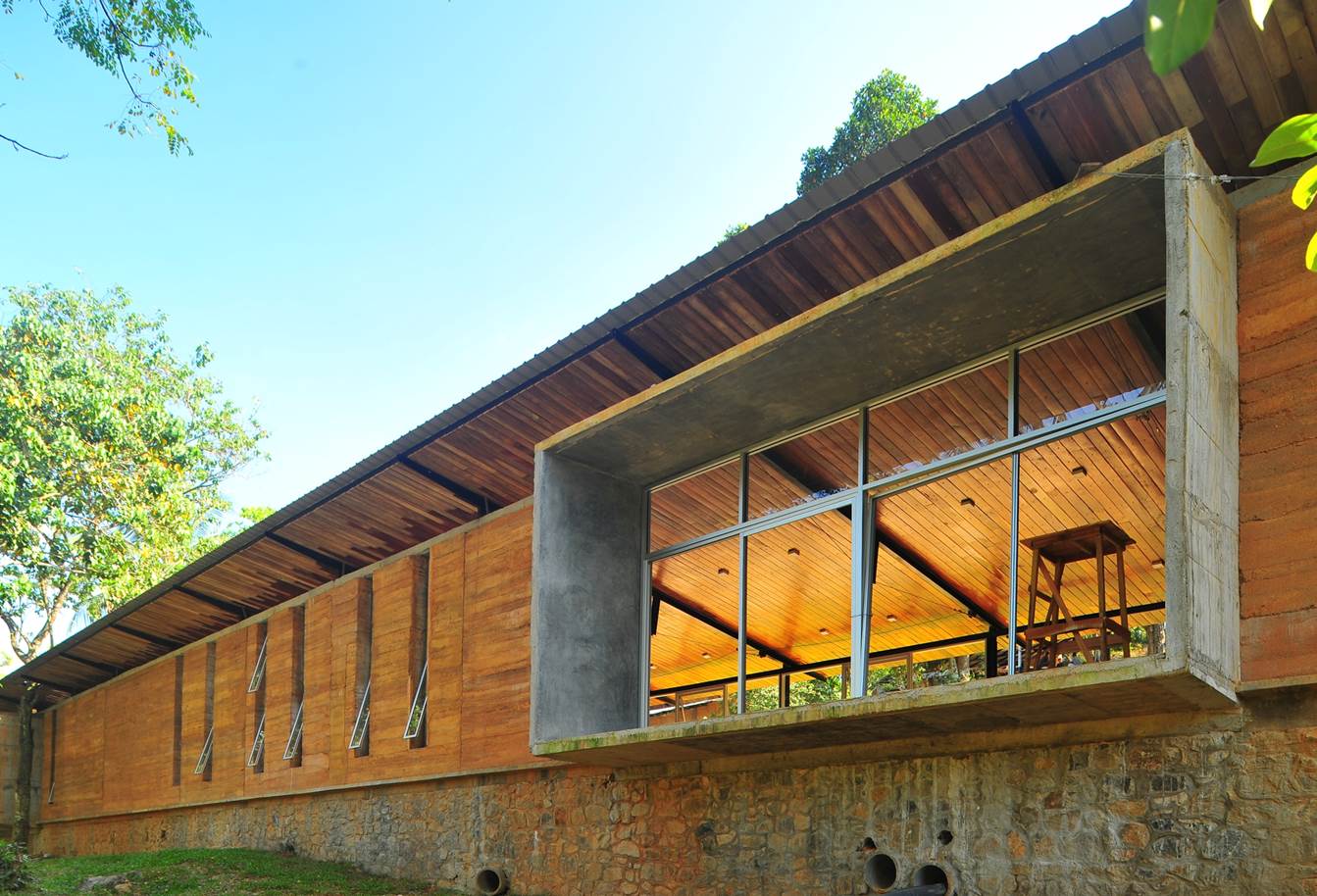 Zurück in die Gesellschaft: Gemeindebibliothek von Robust Architecture Workshop in Ambepussa. (Bild: Projektverfassende)