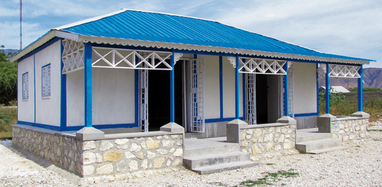 Beispiel einer erweiterten Version des «Ti Kay»-Hauses für gewerbliche Zwecke in Corail Croix des Bouquets. Der Aufbau entspricht 10 × 8 Feldern mit Grundmass 90 cm.