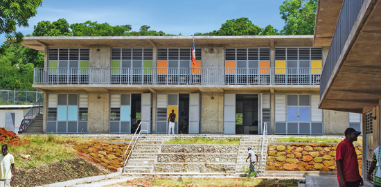 Typ «Mehrgeschossiger Stahlbetonbau» im städtischen Raum in Schottenbauweise. 16 solcher Schulhäuser sind im Bau oder bereits fertiggestellt, wie hier die Ecole Nationale Berquin, Miragoâne.