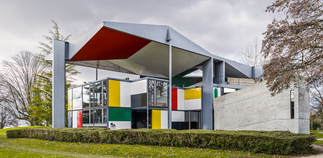 Das zweiteilige Dach schützt und inszeniert den eigentlichen Ausstellungspavillon. Die Fassadenaufteilung der emaillierten Metallplatten und der Raster der Stahlkonstruktion beruhen auf Le Corbusiers Proportionssystem «Modulor».
