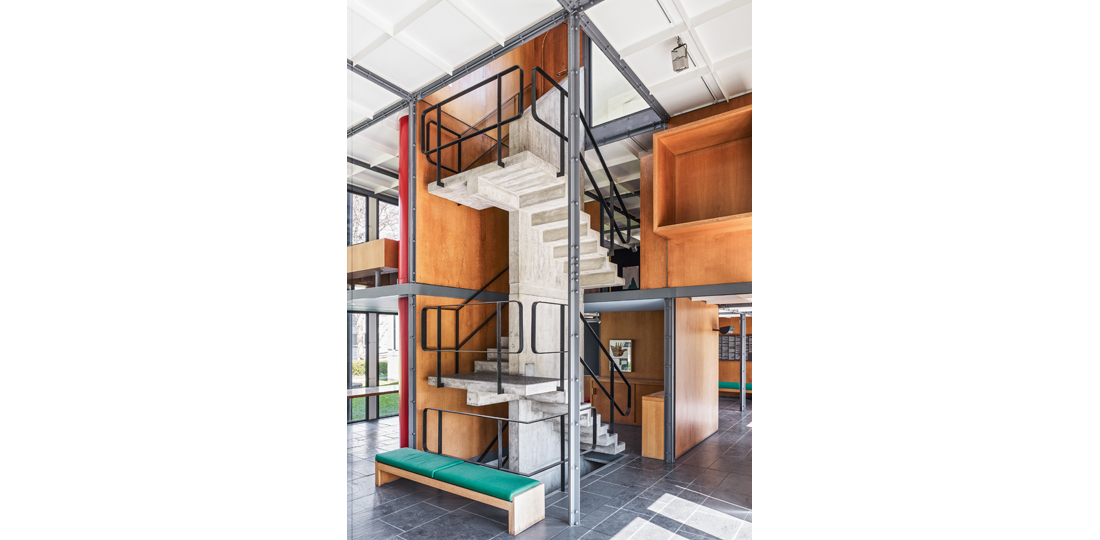 Die offene Treppe verbindet Erdgeschoss und Obergeschoss im Innern und erlaubt den Zugang zur Dachterrasse.