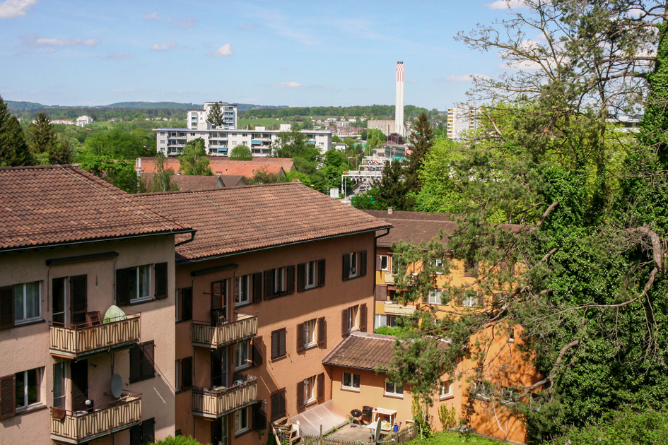 Sicht von der Winter­thu­rer­strasse in das Stadtquartier, im Hintergrund das Heizkraftwerk. Im sichtbaren Bereich der A1 käme das Portal Aubrugg zu liegen.