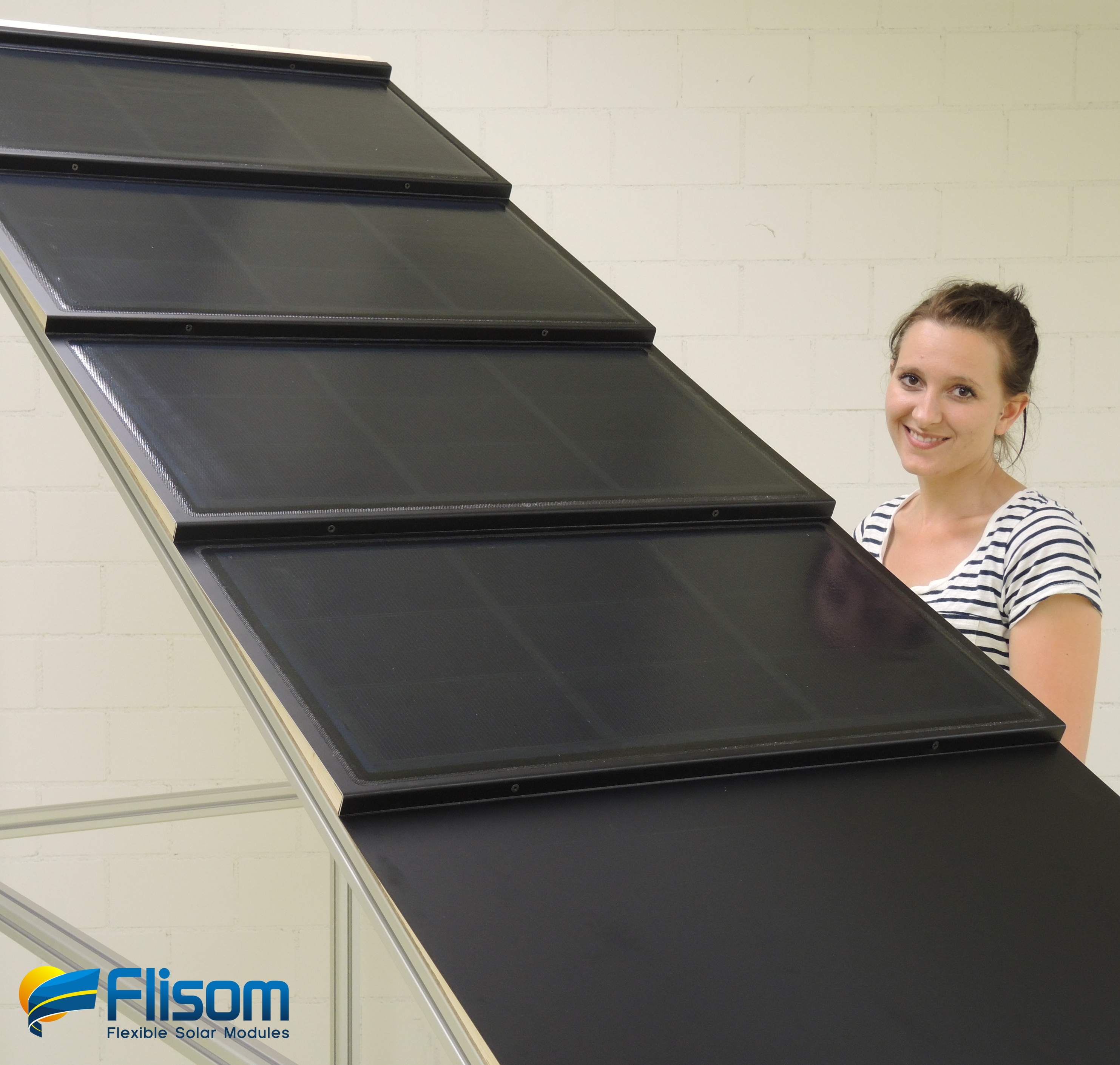 Für gebäudeintegrierte Anwendung wird die Solarfolie z.B. direkt auf Metall-Solardachziegeln verkapselt.