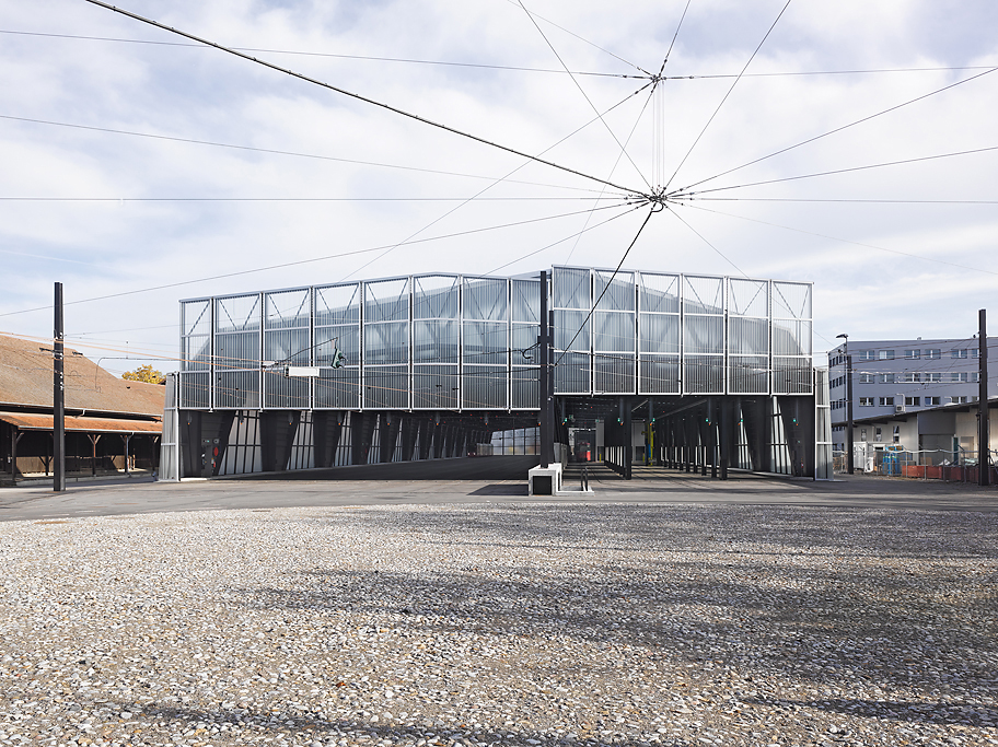 Nominiert «Hochbau»: Neues Tramdepot Bern. Ingenieure: Penzel Valier AG, Zürich. Einstellhalle mit Service- und Wartungsbereich für 28 Trams, Erweiterbarkeit auf 56 Trams, Werkstattausbau, Brücke über die A6. Mit ihrer einfachen Form gelingt es, die von Innen wirkenden Ansprüche hinsichtlich Wirtschaftlichkeit und Organisation und die von Aussen gegebenen Zwänge des knappen, schiefwinkligen Perimeters aufzunehmen und in eine prägnante Form zu übersetzen. Das äussere Erscheinungsbild der Halle wir