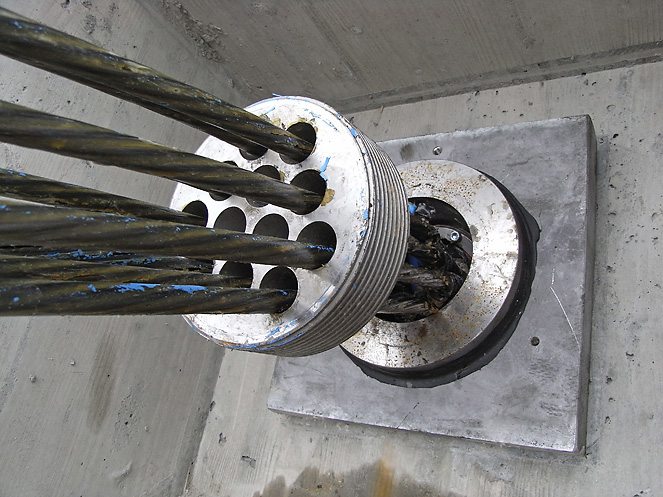 Nominiert «Grund-, Tief- und Infrastrukturbau»: Die Entwicklung von dauerhaften Boden- und Felsankern. Ingenieure: Dr. Vollenweider AG, Zürich. Ueli von Matt hat seine Vision «Entwicklung von dauerhaften Ankersystemen» umgesetzt. Durch sein Flair für die Analyse von technischen Sachverhalten, gekoppelt mit effektiven Lösungsansätzen und steter Bemühung zur Qualitätssicherung und Entwicklung der Normen, leistete er einen unverzichtbaren Beitrag zu sicheren und dauerhaften Ankersystemen.