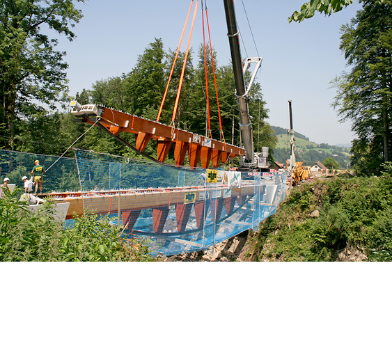 Nominiert «Grund-, Tief- und Infrastrukturbau»: Neue Hergiswaldbrücke. Ingenieure: Fürst Laffranchi Bauingenieure GmbH, Aarwangen. Die neue Hergiswaldbrücke ist eine einfeldrige, unterspannte Brücke in Holz-Beton-Verbundbauweise. Ihre Form und Materialisierung stehen im Dialog mit dem Druckbogen der benachbarten, alten Holzbrücke. Sie übernimmt mit den heutigen, technischen Möglichkeiten des Holzbaus die Einwirkungen aus dem Strassenverkehr uneingeschränkt, während die alte Brücke wieder den Fus