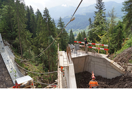 Nominiert «Grund-, Tief- und Infrastrukturbau»: Murgangsperre Hüpach, Oberwil im Simmental. Ingenieure: Emch + Berger AG, Bern. Der Dorfkern von Oberwil sollte durch eine Sperre vor Murgängen geschützt werden. Weil dieses mitten in einer faszinierenden Berglandschaft steht, musste es eine möglichst leichte (Transporte), unscheinbare (Landschaftsbild) und günstige (Finanzen Berggemeinde) Konstruktion sein. Mit einem ausgefeilten Tragsystem nach dem Vorbild einer Hängebrücke, konnten die hoch gesteck