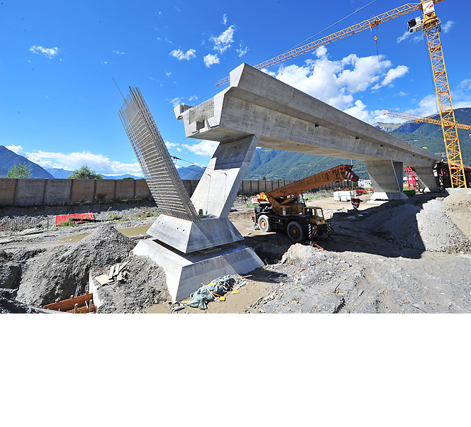 Nominiert «Grund-, Tief- und Infrastrukturbau»: AlpTransit Viadotto Lugano-Bellinzona. Ingenieure: Consorzio Ingegneri Piano di Magadino (CIPM), Biasca. Um den Ceneri-Basistunnel an die bestehende Bahnlinie Richtung Bellinzona anzuschliessen, wurde der 1 km lange Viadukt Lugano-Bellinzona realisiert. Innovative Lösungen wurden umgesetzt, um den gestalterischen, bahnbetrieblichen und landschaftsbedingten sowie geologischen Rahmenbedingungen Rechnung zu tragen. Das Bauwerk zeichnet sich dementsprechend als