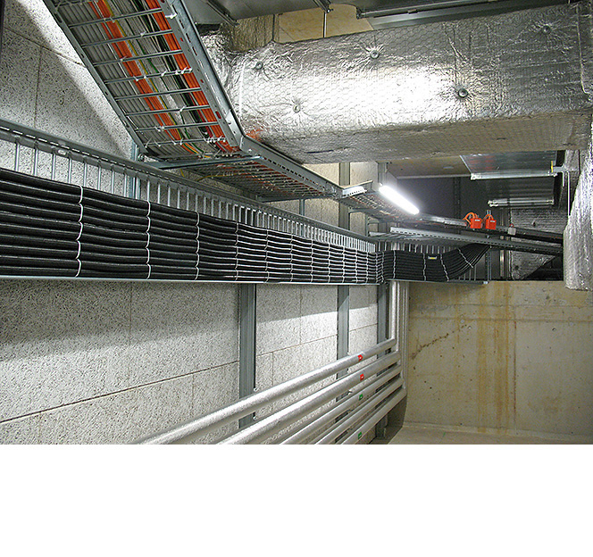 Nominiert «Engineering / Gebäudetechnik»: Fiber in the Building. Ingenieure: HHM Zürich AG, Zürich. Die Zeiten der klassischen UKV-Verkabelung sind vorbei. Die attributlose Punkt-Punkt-Verbindung hat ausgedient und wird vermehrt durch intelligente Vernetzungslösungen ersetzt. Die Fiber in the Building-Lösung stellt einen Fortschritt betreffend Technologie, Ökologie und Flexibilität dar und weist mit einem Managed Service den datentechnischen Weg für sämtliche zukünftige digitale Anforderungen.