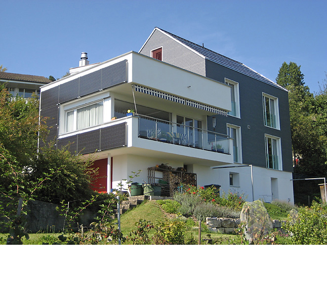Nominiert «Engineering / Gebäudetechnik»: Vom Altbau zum vernetzten Plusenergiehaus. Ingenieure: Hochschule Luzern T&amp;A, Horw. Der Altbau aus den 30er-Jahren in Schaffhausen wurde in Etappen während drei Jahren komplett saniert und in ein Plusenergiehaus überführt. Die positive Plusenergiebilanz auf Stufe Primärenergie wird durch eine effiziente Gebäudehülle, hybride PV und Brennstoffzellle erreicht. Das EFH liefert im Sommer wie auch im Winter Strom und kann netzdienlich betrieben werden.