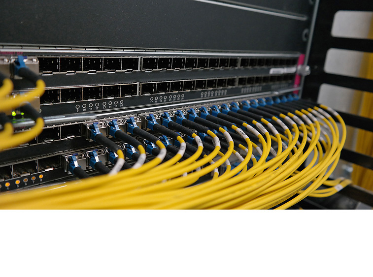 Sieger «Young Professionals»: Fiber in the Building. Ingenieure: HHM Zürich AG, Zürich. Die Zeiten der klassischen UKV-Verkabelung sind vorbei. Die attributlose Punkt-Punkt-Verbindung hat ausgedient und wird vermehrt durch intelligente Vernetzungslösungen ersetzt. Die Fiber in the Building-Lösung stellt einen Fortschritt betreffend Technologie, Ökologie und Flexibilität dar und weist mit einem Managed Service den datentechnischen Weg für sämtliche zukünftige digitale Anforderungen.