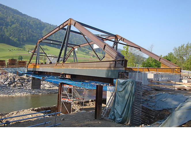 Nominiert «Young Professionals»: Blattenbrückeüber die Kleine Emme. Ingenieure: Synaxis AG, Zürich. Die alte Betonbrücke über die Kleine Emme war in schlechtem Zustand und genügte mit 40m Spannweite dem Flussprofil nicht mehr. Die neue Strassenbrücke wurde an gleicher Lage mit einer Spannweite von rund 60m realisiert. Die Haupttragstruktur besteht aus einem doppelten Hängewerk in Verbundbauweise. Die Fahrbahnplatte ist als Verbundplatte mit untenliegenden Stahlträgern konzipiert.