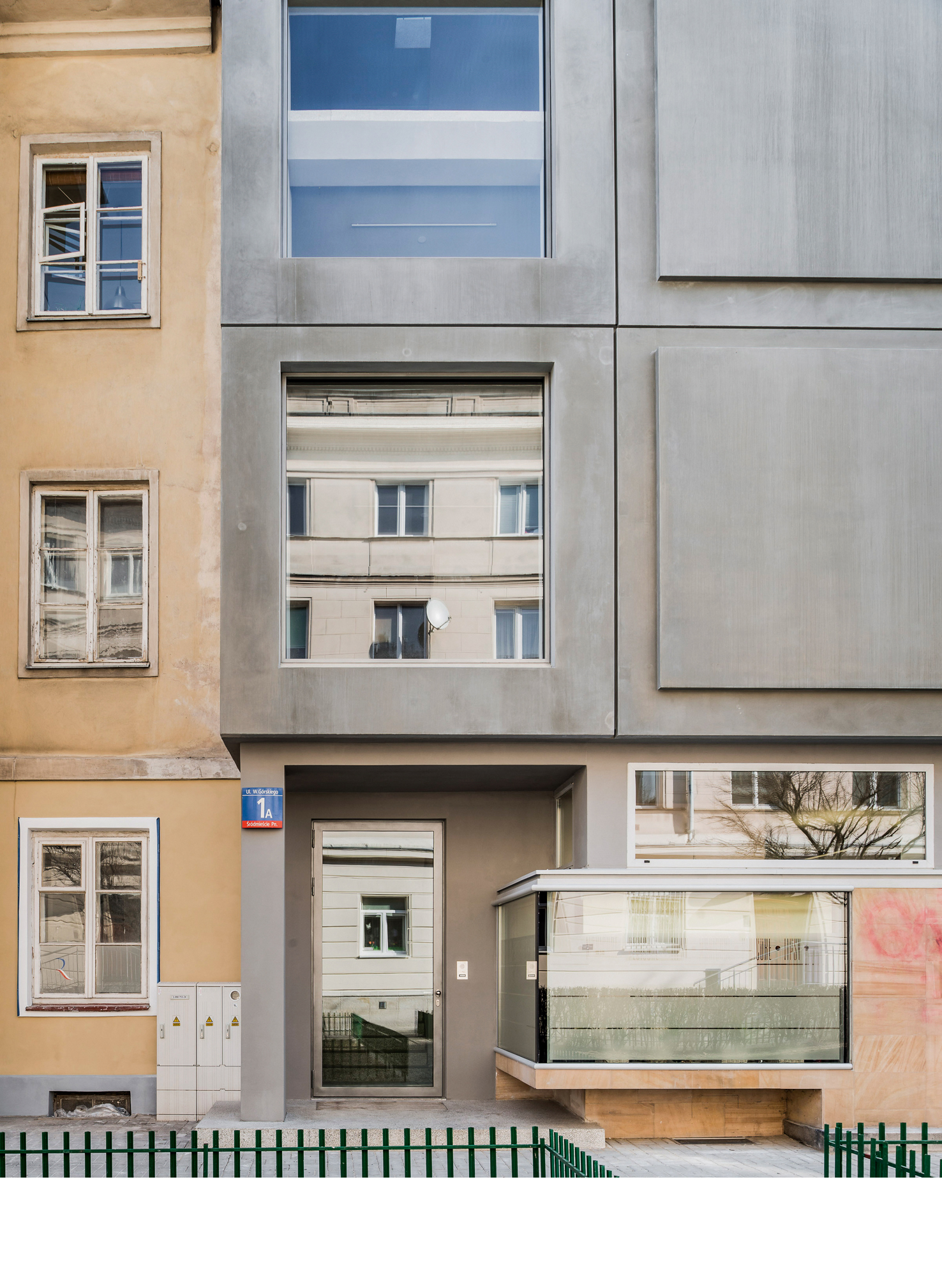 Nordseite: Das Erdgeschoss blieb unverändert, die Obergeschosse erhielten eine Fassade aus vorfabrizierten Betonelementen.