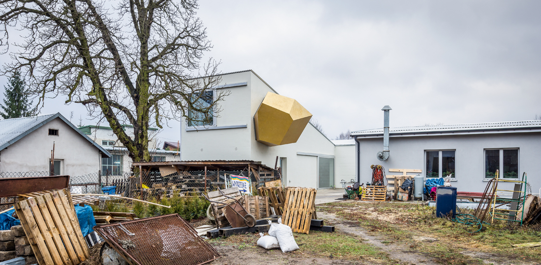 Hoffassade: Die betretbare polygonale Kapsel ist der intimste Raum des Hauses.