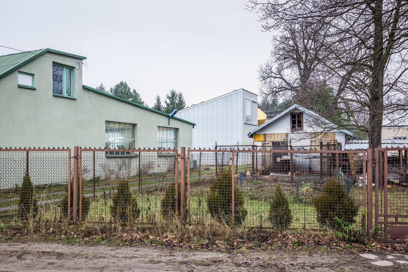 Der Neubau greift die Formen der ehemaligen Produktionswerkstatt auf und schafft zusammen mit dieser eine Art Ordnung im heterogenen baulichen Gefüge des Vororts.