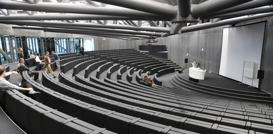 Dank der neuen Brandschutzverordnung können grössere Räume wie etwa Auditorien (hier die Maison de la Paix in Genf) mit geringeren Brandschutzauflagen realisiert werden.