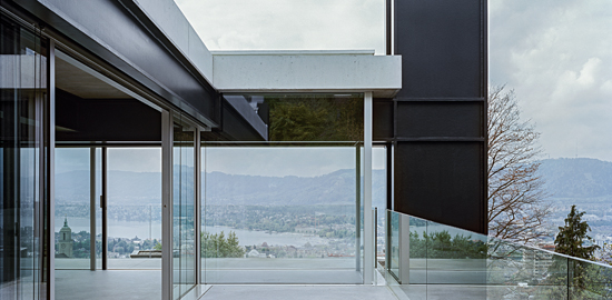 Der sichtbare Stahlbau dringt in den Innenraum ein und wirkt monolithisch. Dieser Effekt wurde durch ein zugleich unsichtbares und faszinierendes Detail im Bereich der Fassade gelöst, wo Statik und Bauphysik aufeinander abgestimmt sind. (Foto: Mikael Olss